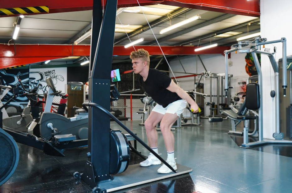 Ragazzo che si allena con lo Air ski trainer