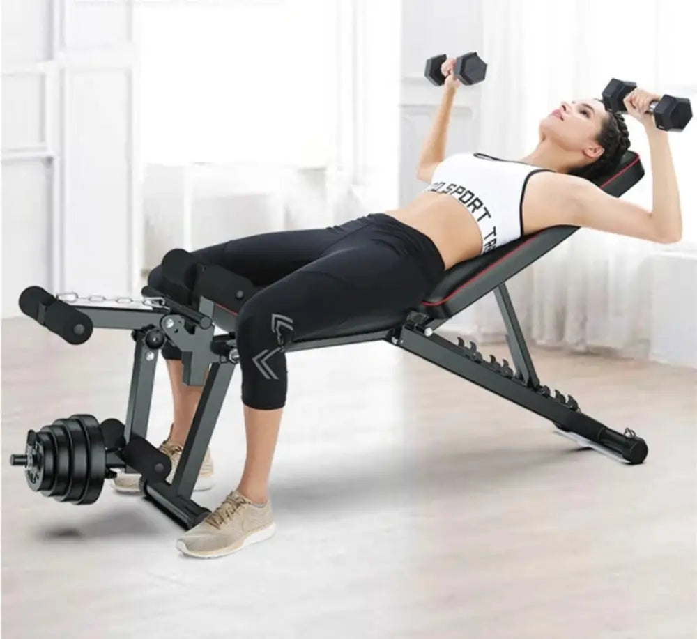 Panca inclinabile con estensioni per allenamento gambe e parte superiore.