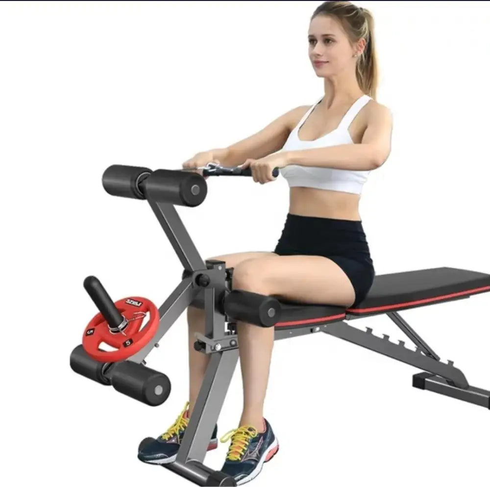 La panca regolabile ha un supporto porta pesi per incrementare la forza dei propri esercizi.