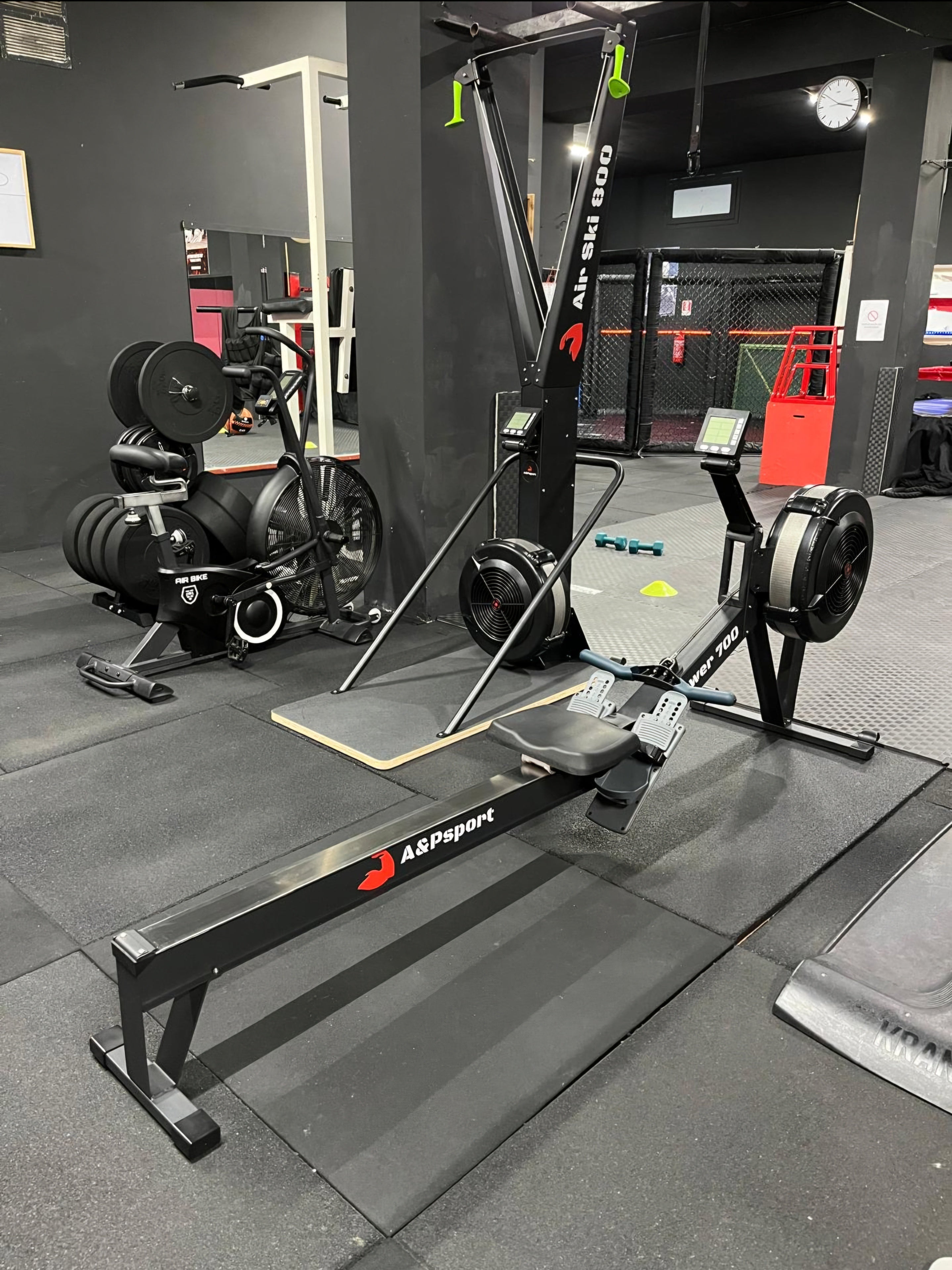 Air ski e vogatore nella palestra cardio