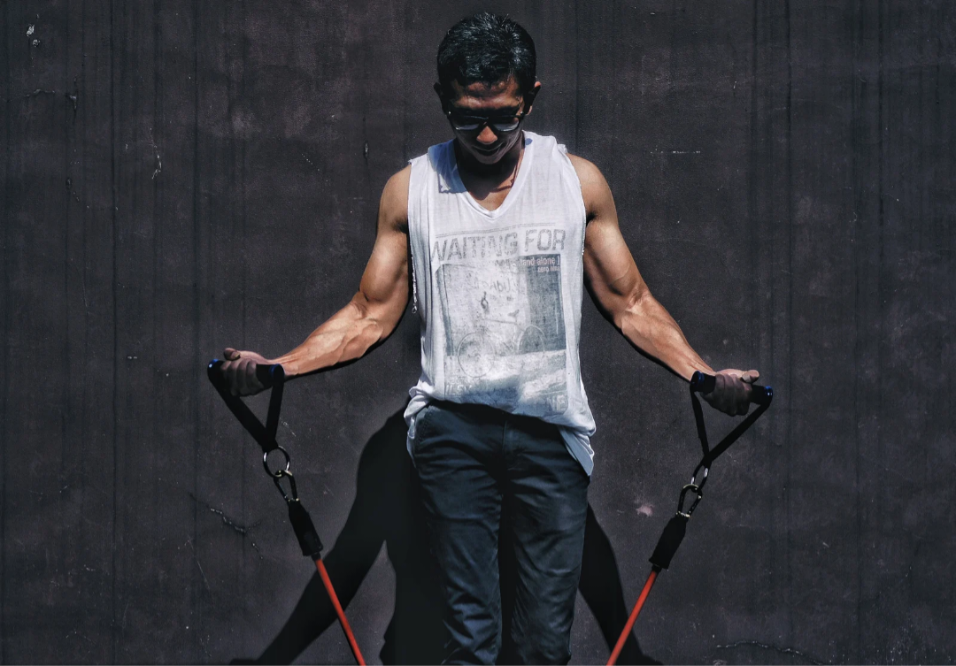 Ragazzo che si allena con gli elastici fitness A&Psport 