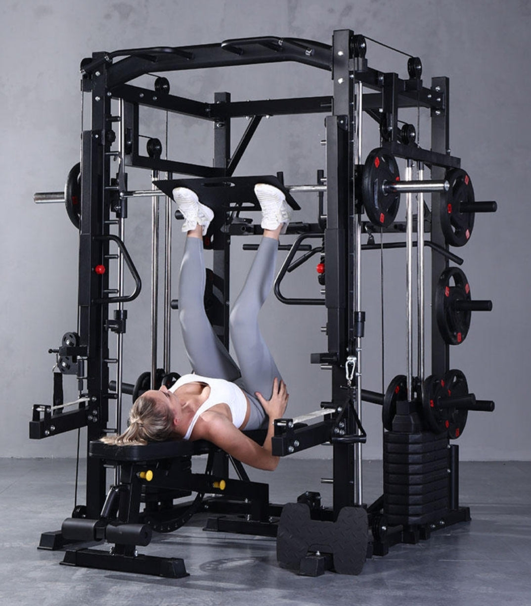 Rack Multipower con la press leg integrata per allenare anche le gambe.