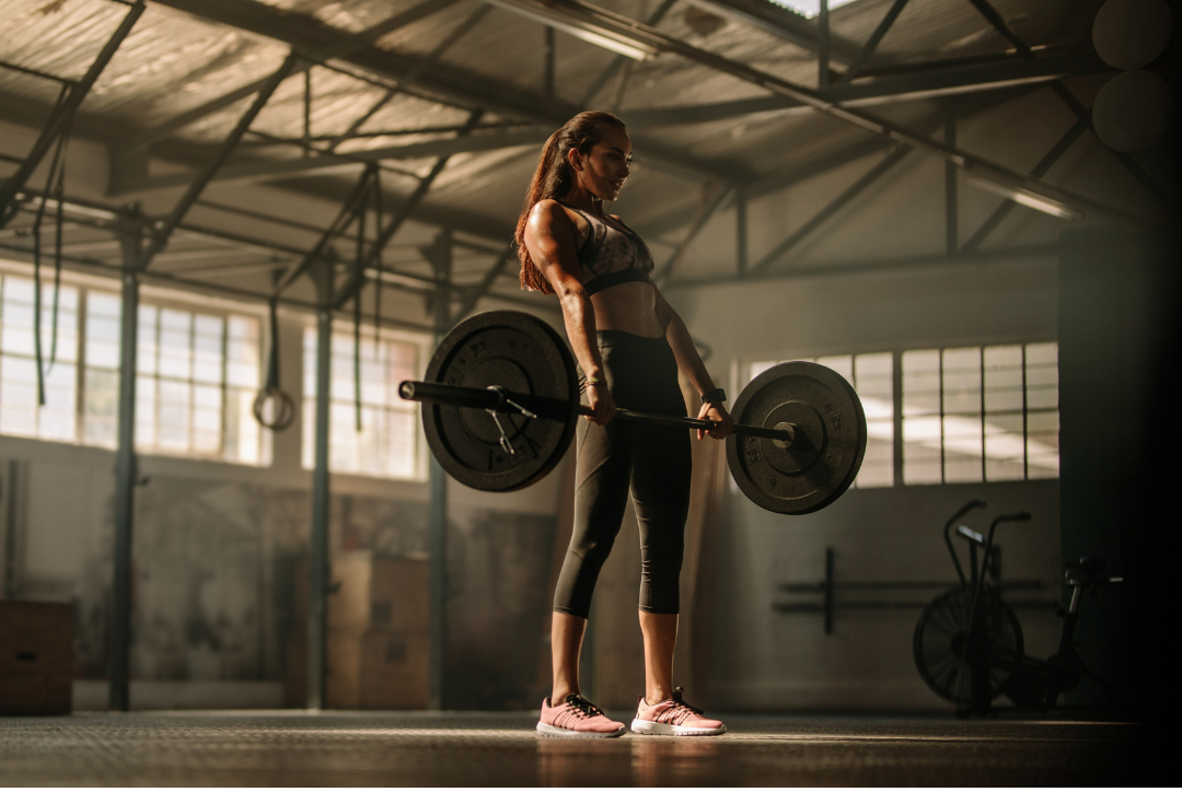 Ragazza che sollava il bilanciere 
