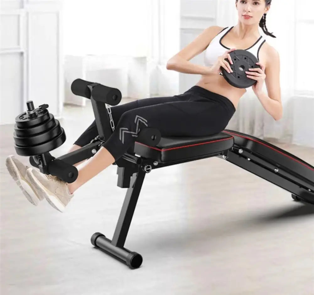 Panca da palestra con funzione leg curl, utile per esercizi specifici per gambe e braccia.