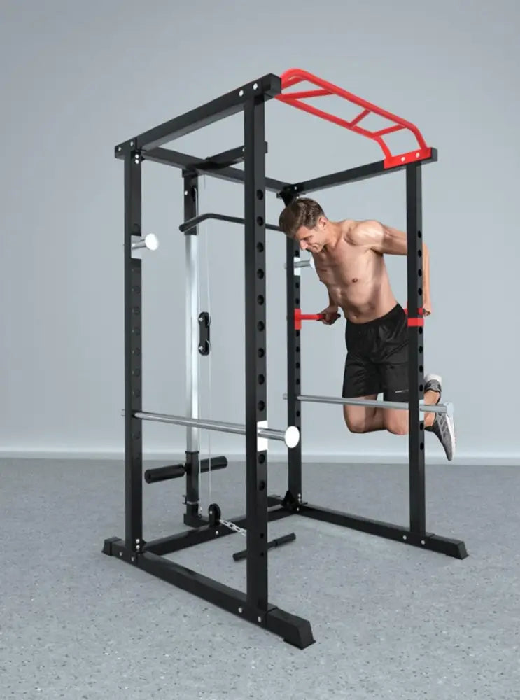 Lo squat rack è munito di dipp bar, per allenare braccia e petto